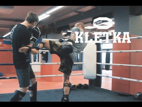 Видео: Контроль дистанции — удар лоу кик. Техника, удары ногами в Тайском боксе от Андрея Басынина