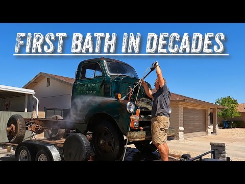 Видео: Chevrolet COE 1955 года принимает ванну! / Насколько СИЛЬНА ржавчина?