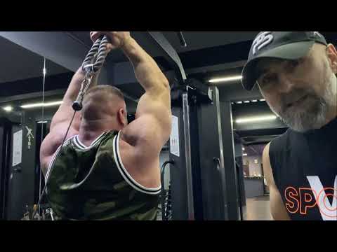 Видео: Многоповторка на трицепс для Батыра. Как тренирует руки Папа Смит