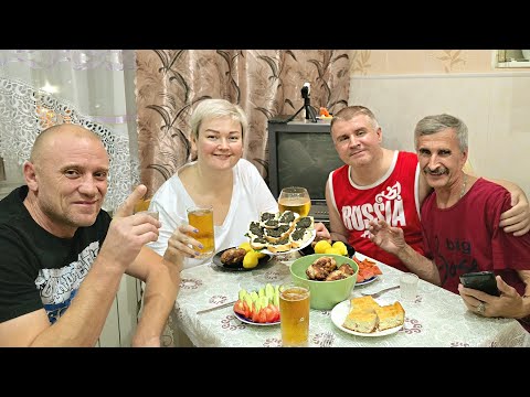 Видео: Мукбанг ПИРУЕМ всей СЕМЬЁЙ! Все ЗАЕЛИСЬ, чёрную ИКРУ есть НЕ ХОТЯТ) Болтаем за ужином
