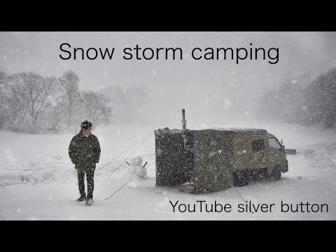 Видео: Представляем серебряный щит YouTube в снежную бурю! большой снеговик! кемпинг Расслабляющие звуки