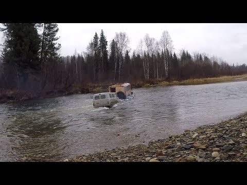 Видео: Урал перетаскивает очень глубокий брод санитарку