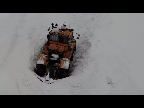 Видео: Трактор КИРОВЕЦ. Бью дороги. Вытаскиваю КАМАЗ из кювета.