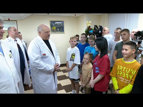 Видео: "Иди сюда, малеча!" // Лукашенко в канун Нового года посетил детскую больницу под Минском