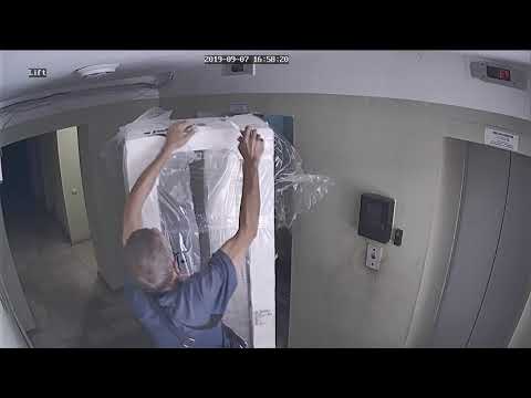 Видео: Грузчики заносили холодильник и сломали лифт