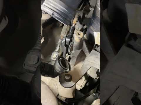 Видео: Гольф 5. Регулировка кулисы переключения передач.