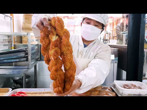 Видео: Абсолютно лучшие уличные снеки по выгодной цене! Гигантский твист-пончик, Мастер рисовой лепёшки