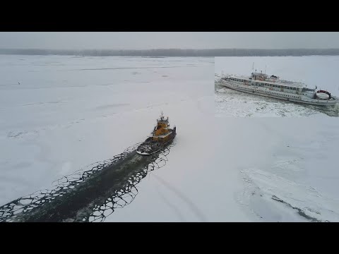 Видео: Буксир-толкач пробивает путь во льду пассажирскому судну  12/12/2020