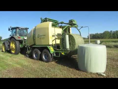 Видео: заготовка сенажа в упаковке в условиях Сибири. KRONE Comprima с трактором John Deere