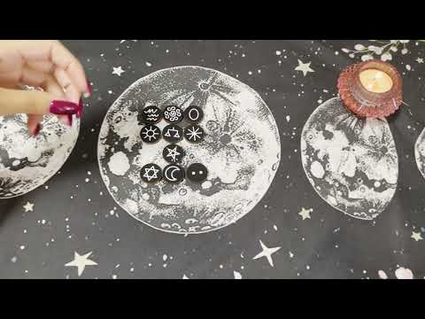 Видео: Хочет ли он что-то менять в ваших отношениях? Гадание на рунах. Ведьмины руны