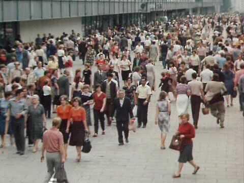 Видео: Алиса с Юлей убегают от Весельчака