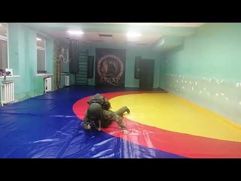 Видео: Изготовка к стрельбе лёжа винтом и отход с перекатами