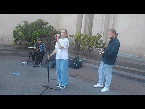 Видео: Уличные музыканты Питер Аня и Борис на пл. Восстания 12 сентября - Седьмой лепесток