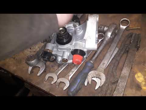 Видео: Замена корпуса влагоотделителя. Травит воздух .мерседес ATEGO.