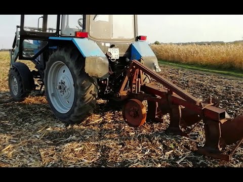 Видео: Пахота МТЗ  82 и ПЛН 3- 35, глубина 30 см. Настройка плуга.