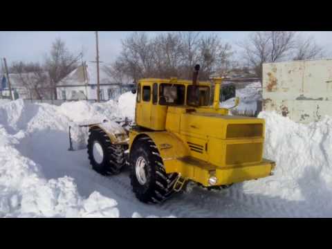 Видео: К-700 пробивает сугроб, чистит снег! Эпичное видео! К-700 зверь машина.
