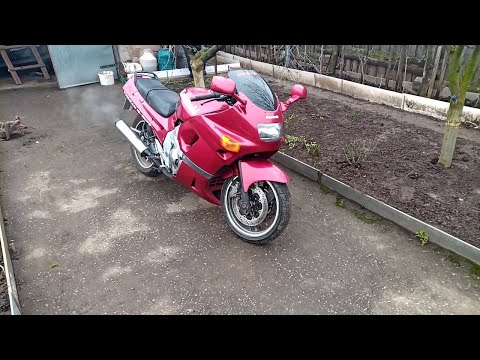 Видео: Kawasaki zzr 400 запуск мотоцикла после зимы.оживление .мото сезон 2020 .заводим кавасаки зизер 400