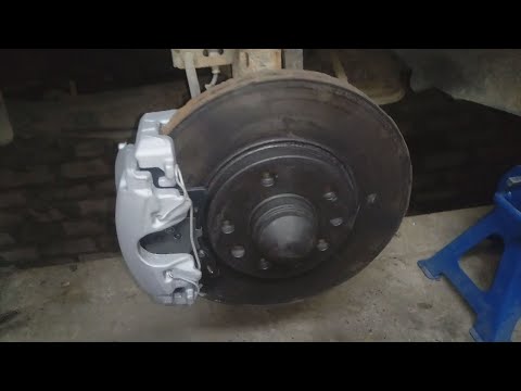 Видео: Замена передних тормозных колодок Opel Astra H.