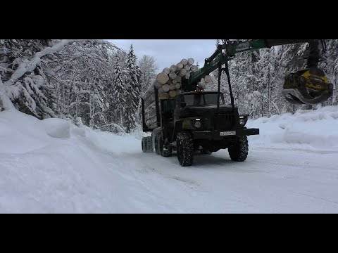 Видео: Как подняться в ГОРУ ЗИМОЙ на Урале лесовозе? Если тепло, скользко и цепи не помогают...