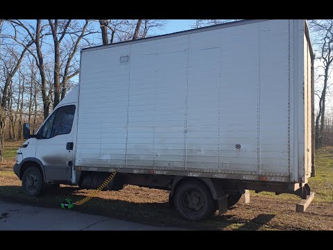 Видео: Ставим грузовую алюминевую будку от Mercedes Sprinter на IVECO DAILY.