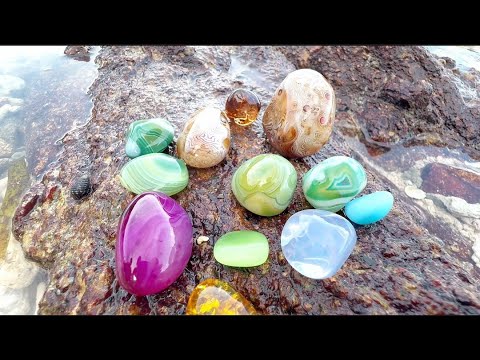 Видео: Изумрудный пляж. На пляже много агатовых шаров и хрустальных шаров, и даже изумрудных