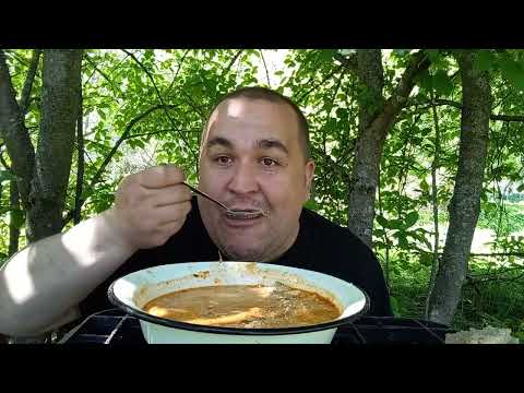 Видео: Обжор - рассольник в казане на огне