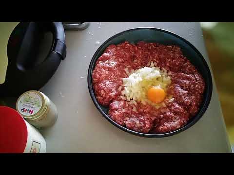 Видео: Как да си омесим кайма за кюфтета - How to knead minced meatballs