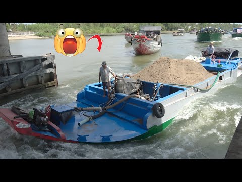 Видео: Стальная лодка, полная песка, находится в опасности у ворот плотины.