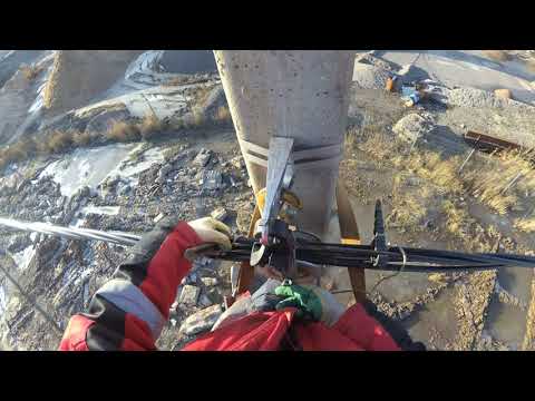 Видео: Демонтаж ролика с промежуточной опоры воздушной линии в 4К