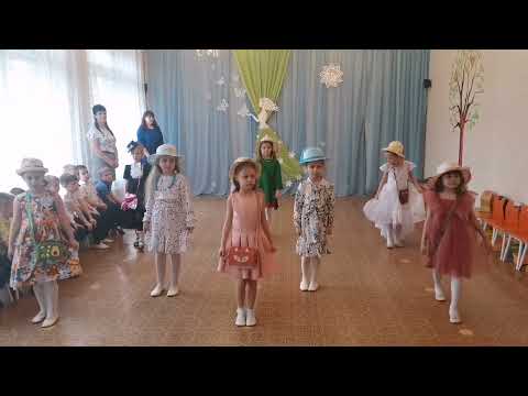 Видео: Танец девочек "Возле зеркала стою и хохочу"