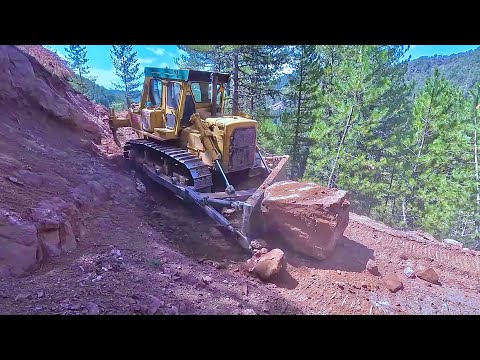 Видео: Бульдозер Caterpillar D7g прокладывает дорогу, удаляя гигантские глыбы камня. #гусеница #бульдозер