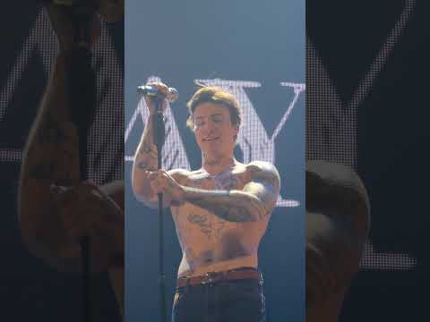 Видео: XOLIDAYBOY Грустная и красивая🫀Воронеж 06.11.25 #xolidayboy #концерт #иванржевский