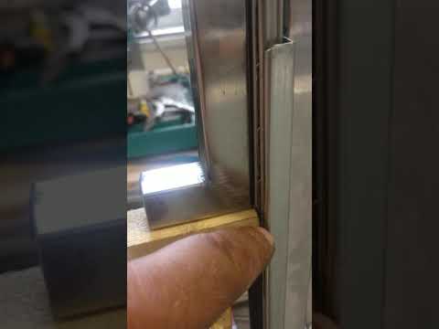 Видео: Станок для распечатывания медовых рамок.