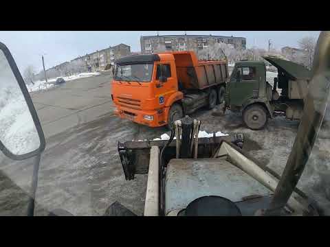 Видео: Погрузка снега.Почистили бульвар переехали на новое место.