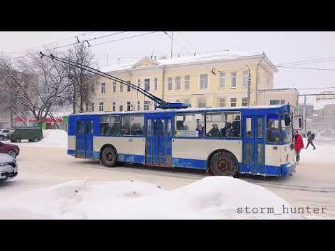 Видео: Тролза-5275.03 Оптима ЗиУ-682Г буксуют на дороге Russian trolleybuses slip on the icy road