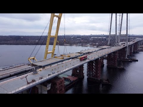 Видео: Запорожский мост. Монтаж пятой секции пролетного строения низовой ветки вантового моста завершен