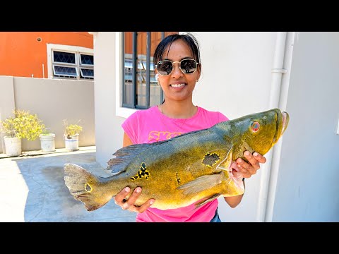 Видео: ГИГАНТСКИЙ 10-ФУНТОВЫЙ ЛУКАНАНИ || ПОЙМАТЬ, ЧИСТИТЬ, ПРИГОТОВИТЬ #198