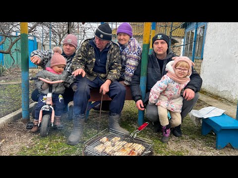 Видео: Жарим шашлык из свинины в деревне. Отмечаем день рождение дедушки 75 лет. Родной дом