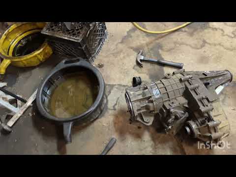 Видео: Как поменять раздаточную коробку Chevy GMC