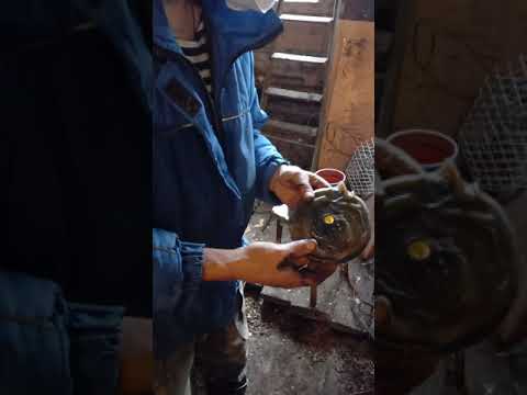Видео: Смазывание клапана вакуумного насоса. Доильный аппарат "Доюшка".