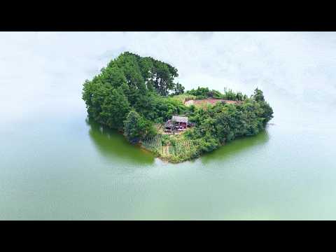 Видео: Дядя из Гуйчжоу живет один на острове и чувствует себя очень комфортно.