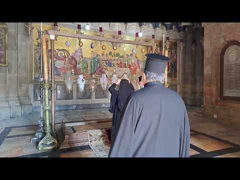 Видео: Так Патриарх Иерусалимский опускается на колени у Камня Миропомазания - расстелен ковер и подушечка