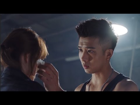 Видео: Она думала, что босс не умеет драться, но он за минуту спас ее от похитителей.