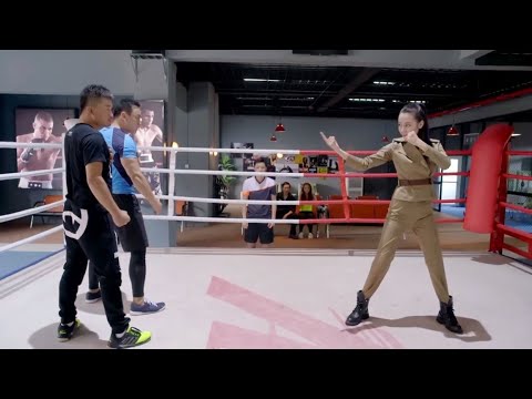 Видео: Над отцом издевались 2 сильных мужчины на ринге, она использовала непревзойденное кунг-фу, чтобы