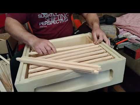 Видео: Как я сверлю, сбиваю рамки и натягиваю проволоку.