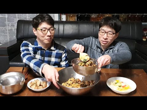 Видео: Опустошите холодильник! Братья Пибимпаб Мукбанг (Двенджан Ччигэ, кимчи из капустного отвара)