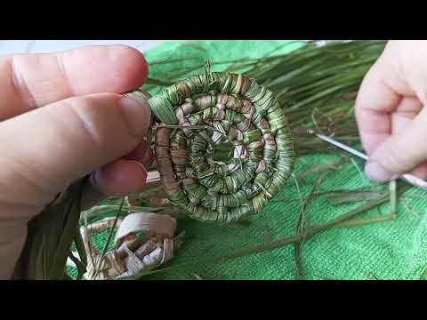 Видео: Нюансы при плетении из живого материала