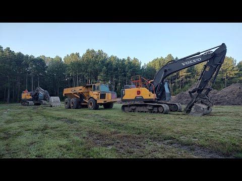 Видео: Оба экскаватора качают землю: день 2. Строительство пруда