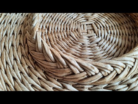 Видео: Плетение из газет. Пасхальный поднос. Часть 2.