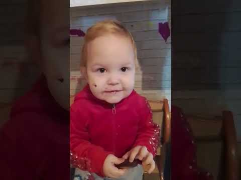 Видео: Топлю баню,Надюшка ест печеньки)))